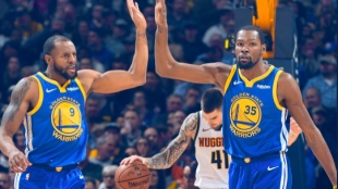 Iguodala y Durant celebran una canasta ante Juancho Hernangómez.
