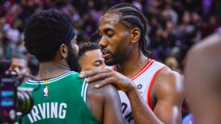 Irving habla con Leonard al final del duelo.