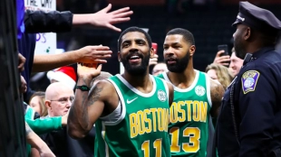 Kyrie Irving y Marcus Morris celebran el triunfo de los Celtics.