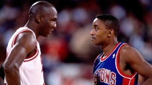 Michael Jordan e Isiah Thomas enfrentándose.