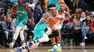 Ja Morant intenta una acción individual ante Damian Lillard en un Grizzlies-Blazers.