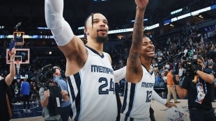Dillon Brooks y Ja Morant, jugadores de Memphis Grizzlies.
