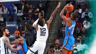 Ja Morant, estrella de Memphis Grizzlies, intentando taponar el tiro de un rival.