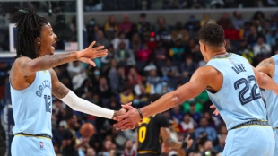 Ja Morant, celebra una canasta de Memphis Grizzlies junto a Desmond Bane. 