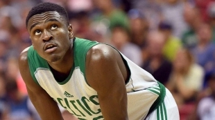 Jabari Bird saliendo de los juzgados.
