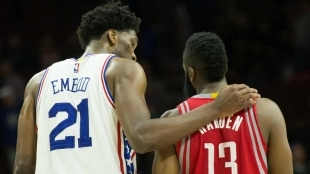 Joel Embiid y James Hardden, en un Rockets-Sixers.