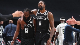 James Harden, junto a DeAndre Jordan, en un partido de Brooklyn Nets.