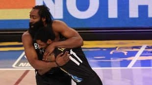 James Harden, junto a Kyrie Irving, en un duelo de la temporada 2020/21