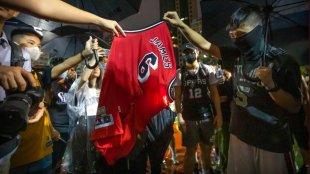 Aficionados de Hong Kong quemando la camiseta de LeBron. 