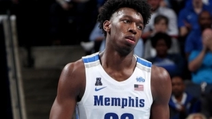 James Wiseman se presenta al Draft de 2020 de la NBA.
