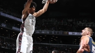 Jarrett Allen ante Nikola Jokic en el duelo entre Brooklyn y Denver.