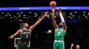 Jaylen Brown, vs Kevin Durant, en un Nets-Celtics. 
