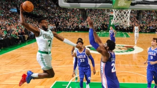 Mate de Jaylen Brown en la cara de Embiid. Foto: @celtics
