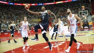 Jaylen Brown se escapa para anotar su única canasta ante los checos. Foto: USA Basketball
