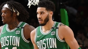 Jayson Tatum y Anthony Davis durante el partido de hoy.