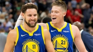 Jonas Jerebko, con Klay Thompson. Foto: @warriors