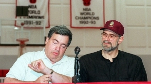 Jerry Krause, el que fuera GM de los Bulls, junto al por entonces entrenador Phil Jackson.