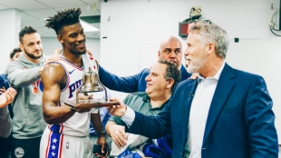 Jimmy Butler, recibiendo la campana de Filadelfia.