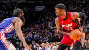 Jimmy Butler, estrella de Miami Heat, frente a James Harden, exestrella de la NBA.