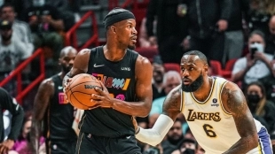 Jimmy Butler, estrella de Miami Heat, ante LeBron James. 