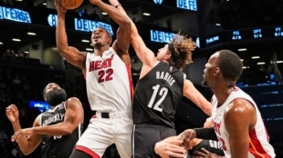Jimmy Butler, estrella de Miami Heat, anotando ante Brooklyn Nets. 