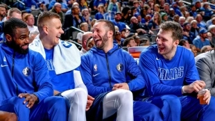 JJ Barea,junto a Doncic y Porzingis.