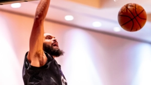 Joakim Noah, entrenando con los Clippers en Orlando.