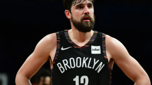 Joe Harris, manos en jarra "Foto: NBA.com"