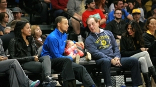 Joe Lacob, dueño de los Warriors, junto a Stephen Curry.