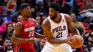 Joel Embiid, junto a Jimmy Butler en un Sixers-Heat.