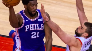 Marc Gasol, defendiendo a Joel Embiid. Foto: @RDTNBA