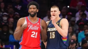 Joel Embiid, junto a Nikola Jokic, los dos mejores pivots de la NBA. 
