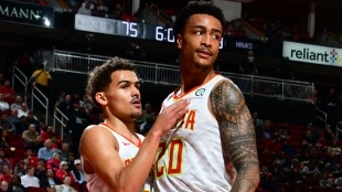 Trae Young y John Collins en un partido con los Atlanta Hawks.