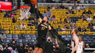 Jonas Valanciunas, atacando el aro de los Wizards.