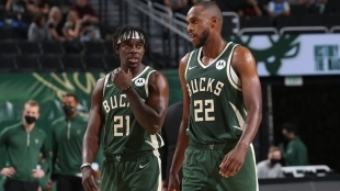 Jrue Holiday y Khris Middleton, jugadores de Milwaukee Bucks.