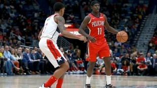 Jrue Holiday y Bradley Beal enfrentándose en un partido.