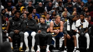 Juancho Hernagómez, en el banquillo de Denver Nuggets.