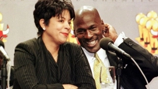 Michael Jordan y su exesposa Juanita Vanoy, en una rueda de prensa