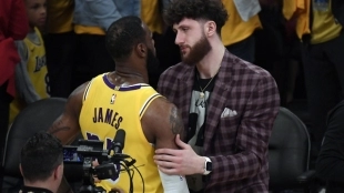 Nurkic y LeBron se saludan durante un partido