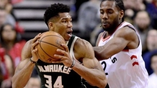 Kawhi Leonard y Giannis Antetokounmpo durante las Finales de Conferencia.