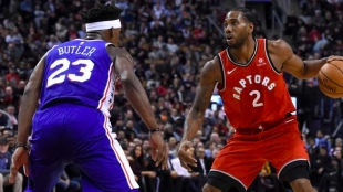 Kawhi Leonard, ante Jimmy Butler, en un Raptors-Sixers.