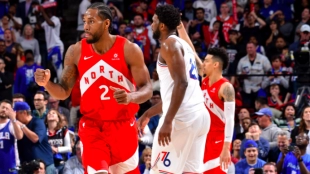 Kawhi Leonard y Joel Embiid viendo si el último tiro entraba.