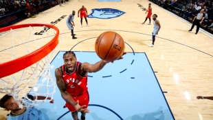Kawhi Leonard, entrando a canasta.