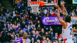 Kawhi Leonard lanza sin oposición ante Utah Jazz.