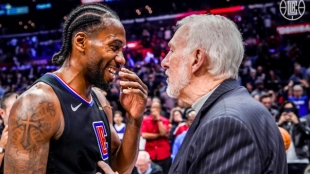 Kawhi Leonard, junto a Gregg Popovich.