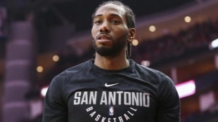 Kawhi Leonard, con la camiseta de los Spurs.