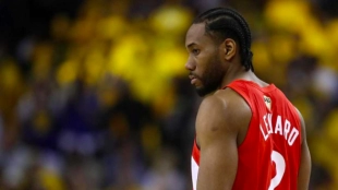 Kawhi Leonard, disfrutando de las celebraciones.