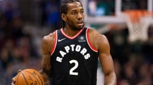 Kawhi Leonard, en un montaje con la camiseta de los Raptors.
