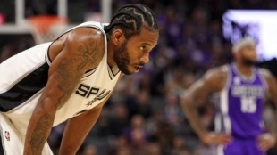 Kawhi Leonard, con la camiseta de los Spurs.