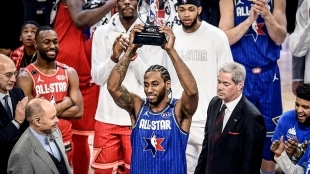 Leonard levantando el primer Kobe Bryant Award. Foto: @LAClippers